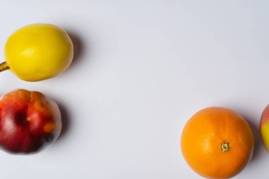 Beyaz arka planda taze olgun hurmalar