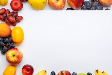 beyaz arkaplanda meyveler