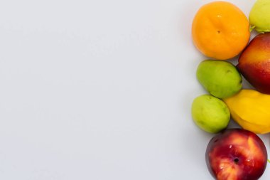 Beyaz arka planda renkli taze meyve