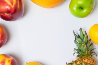 Beyaz arka planda meyve. sağlıklı yaşam tarzı kavramı