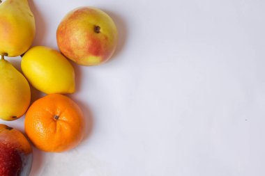Beyaz arka planda taze meyve ve sebzeler, sağlıklı yaşam tarzı ve yiyecek konsepti