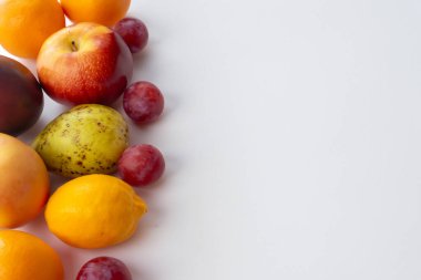 Beyaz arka planda, üstten görünüm taze meyve