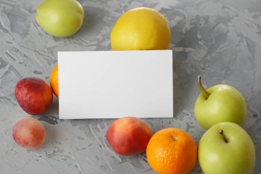 Meyveli boş not kağıdı