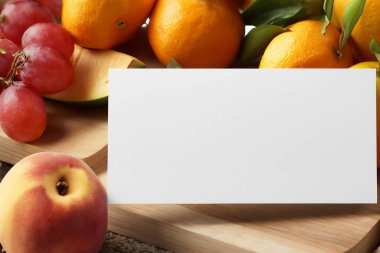 Taze meyveler ve ahşap masada bir not.