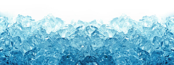 Кристально чистые кубики льда, изолированные на белом фоне.