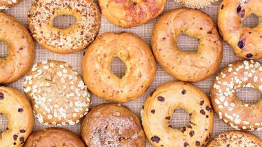 Çörekler. Farklı simit türleri. Farklı tipte çörekler. Üst Görünüm Dunkin Donutları