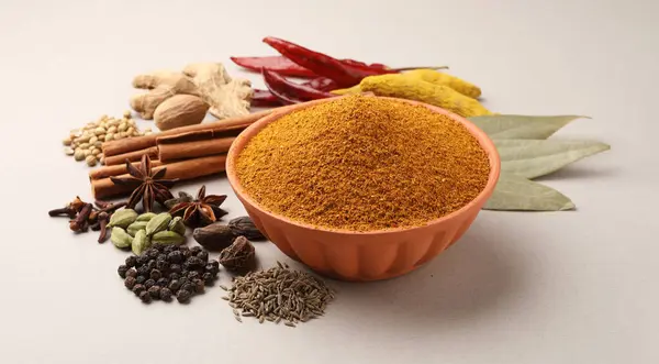 Köri masala için doğal baharatlar, toz ile Hint baharatı karışımı, garam masala için gıda malzemeleri..