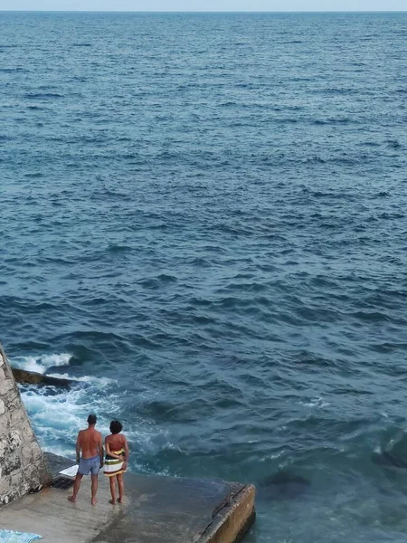 Una Coppia Sulla Costa Dell Oceano Sulla Spiaggia — Foto Stock