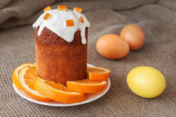 Festlicher Kuchen Und Gefärbte Eier Ostern — Stockfoto
