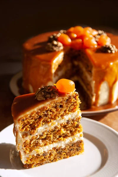 Ein Stück Köstlicher Karottenkuchen Mit Walnüssen Karamell Fudge Und Kandiertem — Stockfoto