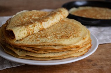 Ahşap arka planda krep (Russian Blini), üst manzara. Kahvaltıda ev yapımı taze krep.