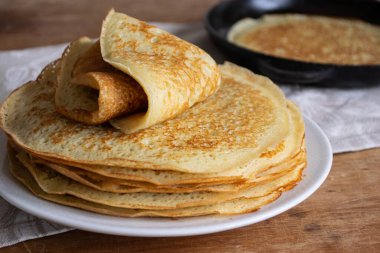 Ahşap arka planda krep (Russian Blini), üst manzara. Kahvaltıda ev yapımı taze krep.