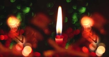 Mutlu noeller. Kıvılcımlar saçan altın yıldızlı ve bokeh efektli güzel bir mum. Noel ışıkları. Yeni yıl, vs.