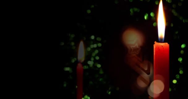 Hořící Svíčky Vánoční Věnec Bokeh Efekt Černém Pozadí Oslavujeme Nový — Stock video