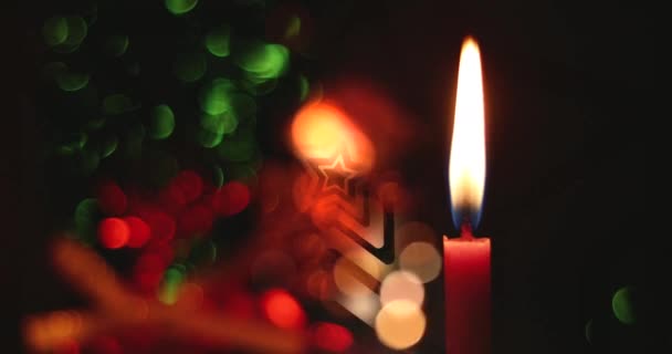 Веселые Рождественские Праздничные Свечи Светлым Темным Пространством Копирования Светящаяся Золотая — стоковое видео