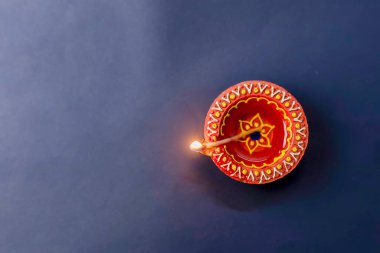 Mutlu Diwali 'ler, Diya lambaları Diwali kutlaması sırasında siyah arka planda yanıyor. Hindu Işık Festivali.