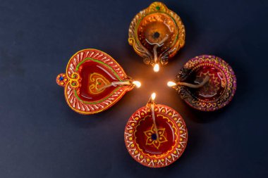 Mutlu bayramlar, koyu arkaplanda geleneksel gaz lambaları, Hindu ışık festivali.