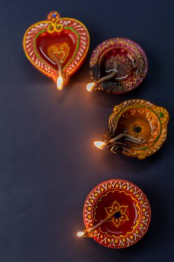 Mutlu bayramlar, koyu arkaplanda geleneksel gaz lambaları, Hindu ışık festivali.