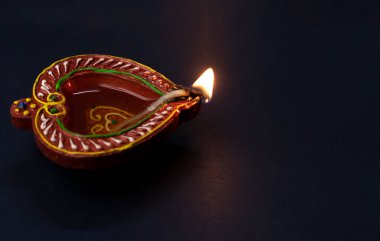 Diwali kutlamaları sırasında siyah arka planda Diya lambaları yandı. Mutlu bayramlar.,