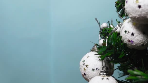 Yılbaşı Ağacı Dalları Düşen Kar Taneleri Beyaz Kartopu Sallanırken Noel — Stok video