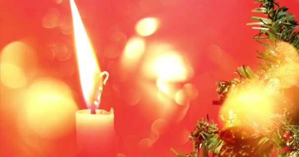 Χριστουγεννιάτικο Δέντρο Διακοσμημένο Αναμμένα Κεριά Και Φώτα Bokeh Κόκκινο Φόντο — Αρχείο Βίντεο