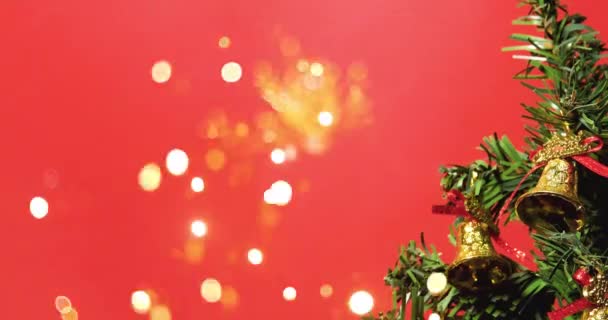 Рождественская Елка Украшена Золотыми Колоколами Боке Огни Красном Фоне Новым — стоковое видео