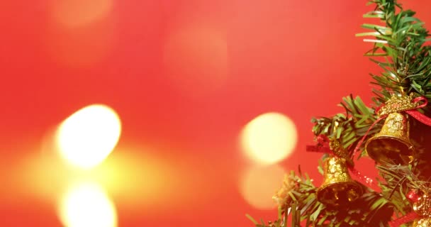 Mutlu Noeller Noel Ağacı Süsleri Ile Süslenmiş Kırmızı Arka Planda — Stok video
