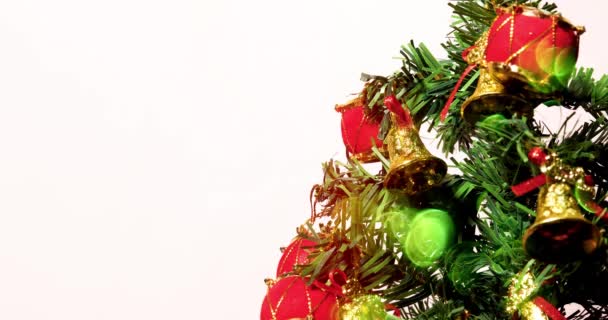 Karácsonyfa Díszített Arany Harangok Dobok Fehér Háttér Bokeh Fények Boldog — Stock videók