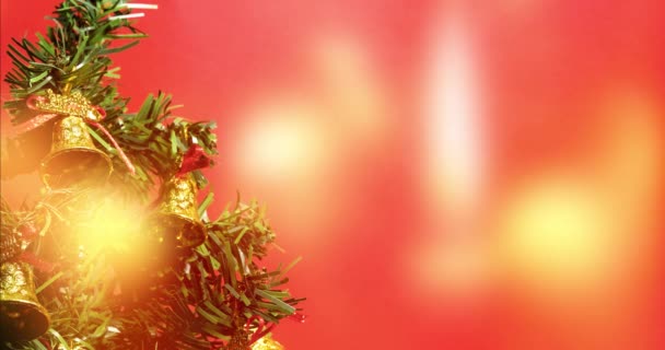 金色の鐘で装飾されたクリスマスツリーは バックライトを点灯します メリークリスマスとハッピーニューイヤーお祝い2023 休日のコンセプト — ストック動画