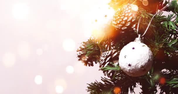 Καλά Χριστούγεννα Χριστουγεννιάτικο Δέντρο Διακοσμημένο Χριστουγεννιάτικα Στολίδια Λευκό Φόντο Bokeh — Αρχείο Βίντεο