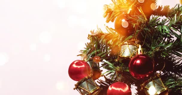 Καλά Χριστούγεννα Χριστουγεννιάτικο Δέντρο Διακοσμημένο Χριστουγεννιάτικα Στολίδια Λευκό Φόντο Bokeh — Αρχείο Βίντεο