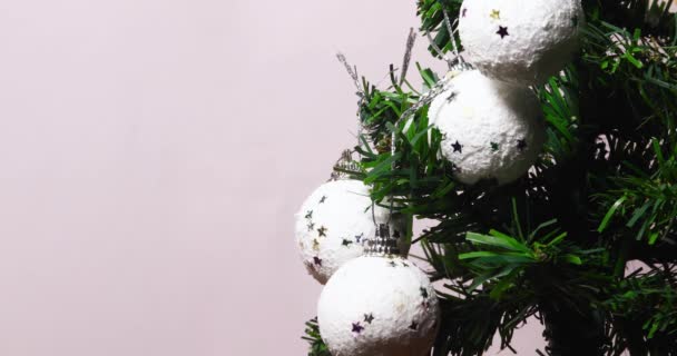 Καλά Χριστούγεννα Κλείστε Κλαδιά Του Χριστουγεννιάτικου Δέντρου Λευκή Χιονόμπαλα Καλά — Αρχείο Βίντεο