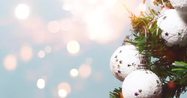 Καλά Χριστούγεννα Χριστουγεννιάτικο Δέντρο Διακοσμημένο Χριστουγεννιάτικα Στολίδια Μπλε Φόντο Bokeh — Αρχείο Βίντεο