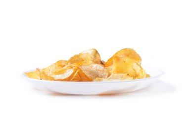 Beyaz arka planda izole edilmiş beyaz tabakta patates cipsi, seçici odak.