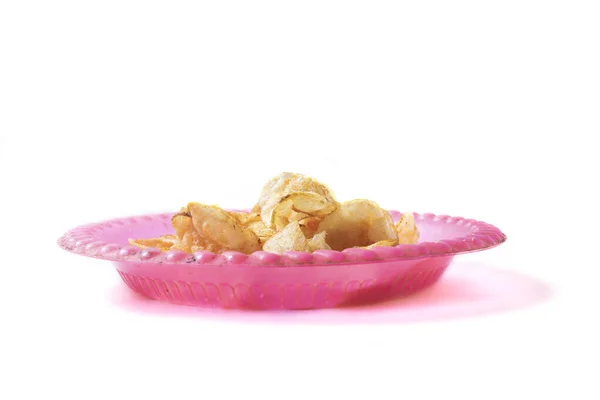 Хрустящие Картофельные Чипсы Розовой Пластиковой Пластине Изолированные Белом Фоне Селективный — стоковое фото