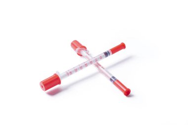 Beyaz arkaplanda plastik şırıngalar, metin için kopyalama alanı