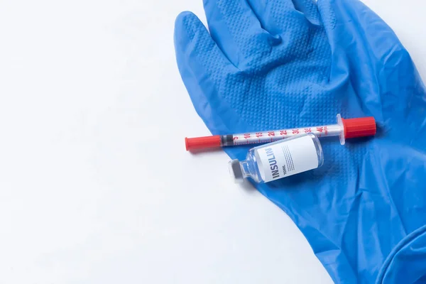 Vaccino Siringa Fondo Bianco Con Guanti Blu — Foto Stock