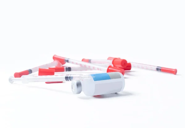 Medische Injectieflacons Spuiten Een Witte Achtergrond — Stockfoto