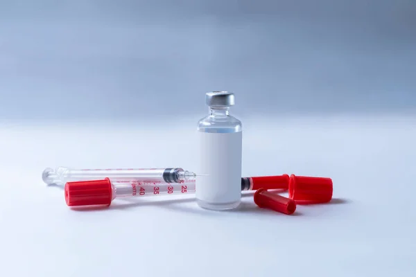 Medizinische Ampullen Und Spritzen Auf Weißem Hintergrund — Stockfoto
