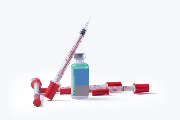 Medicinska Sprutor Och Injektionsflaskor Glas Isolerade Vit Bakgrund Vaccinationskoncept — Stockfoto