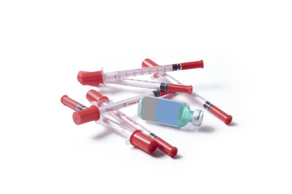 Medizinische Spritzen Und Glasflaschen Isoliert Auf Weißem Hintergrund Coronavirus Impfstoff — Stockfoto