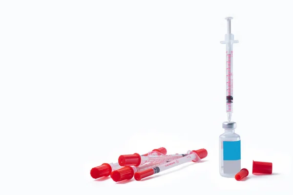 Medicinsk Spruta Och Injektionsflaska Glas Med Coronavirusvaccin Vit Bakgrund Vaccin — Stockfoto
