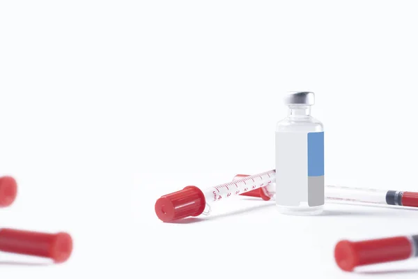 Medicinska Injektionsflaskor Och Sprutor Vit Bakgrund — Stockfoto