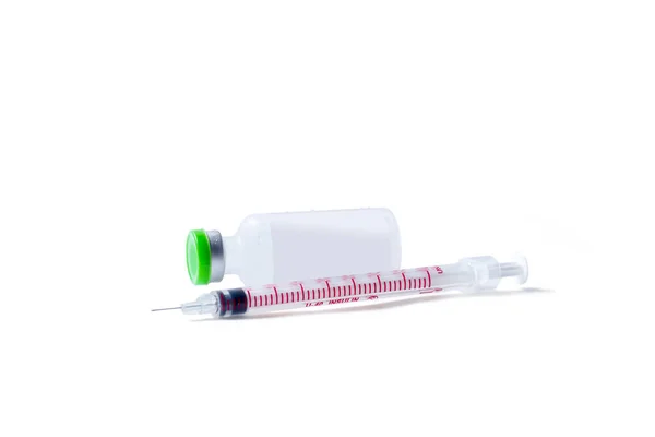 Aşı Şişesi Şırınga Beyaz Arka Planda Izole Edildi — Stok fotoğraf