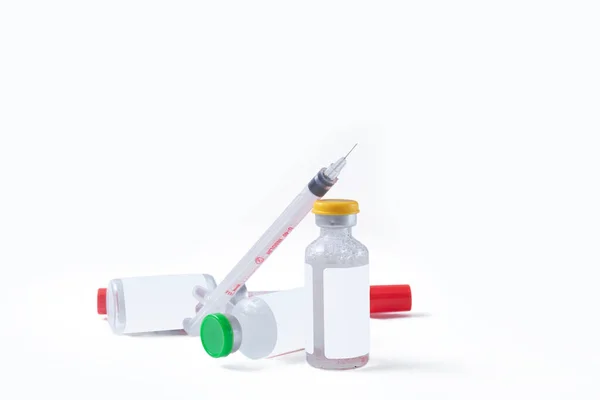 Léčebné Lahvičky Injekční Stříkačky Izolované Bílém Pozadí Covid — Stock fotografie
