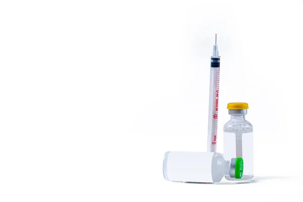 Spuit Injectieflacon Een Witte Achtergrond Medische Apparatuur Covid — Stockfoto