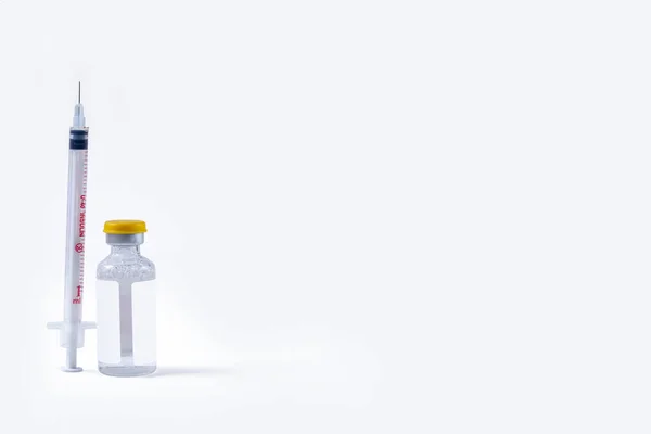 Covid Coronavirus Konzept Spritze Und Fläschchen Auf Weißem Hintergrund Virusimpfung — Stockfoto