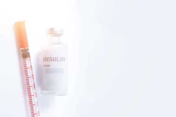Medische Injectieflacon Spuit Witte Achtergrond Met Kopieerruimte — Stockfoto