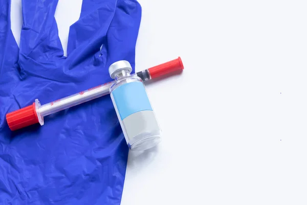 Medizinflasche Und Medizinische Spritze Mit Blauen Gummihandschuhen Auf Weißem Hintergrund — Stockfoto