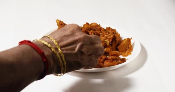Vrouwelijke Handen Nemen Gobi Manchurian Droge Bloemkool Friet Close Schot — Stockvideo